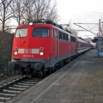 menschenleerer Bahnsteig