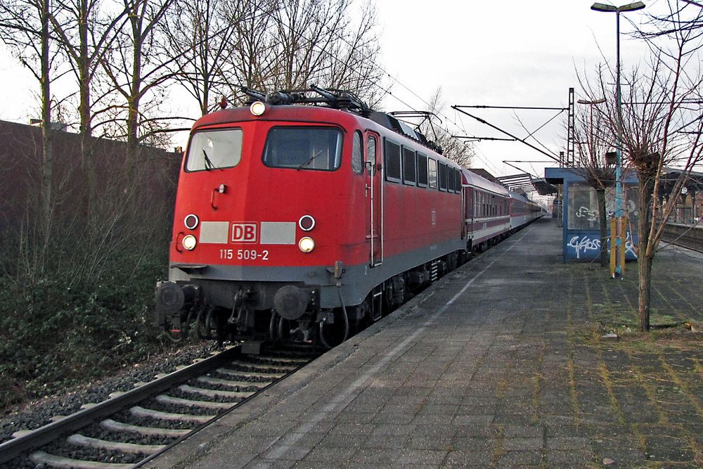 menschenleerer Bahnsteig