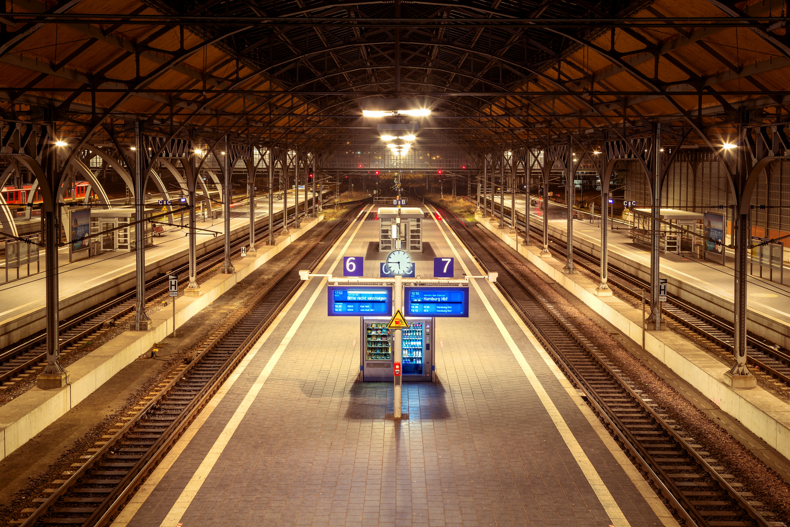 menschenleerer Hauptbahnhof in Lübeck