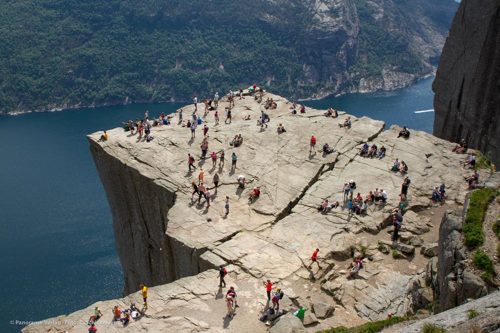 Menschenmassen am Preikestolen, Norway