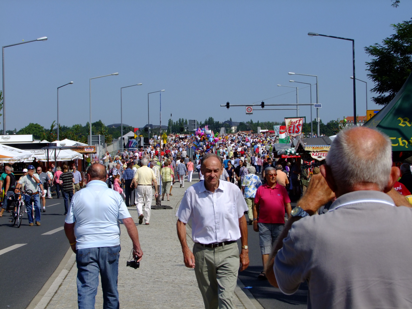 Menschenmassen auf der Brücke