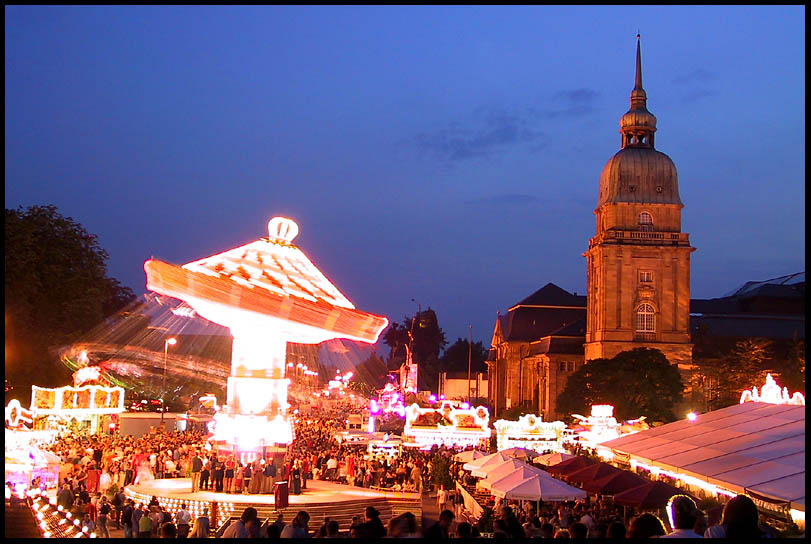 Menschenmeer im Lichtermeer