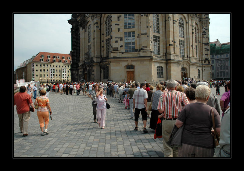 Menschenschlange vor der Frauenkirche