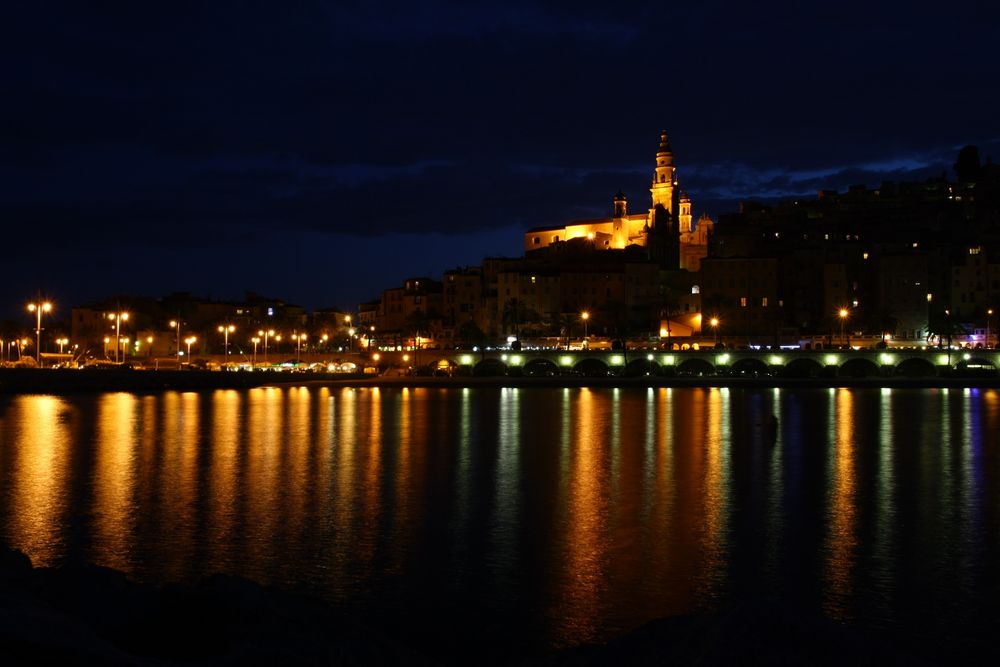 Menton bei Nacht