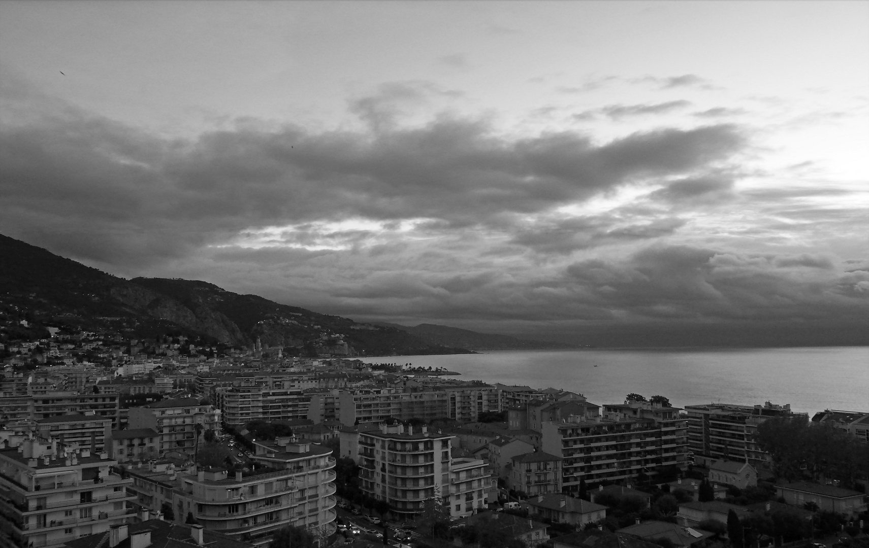 Menton sous un ciel gris…