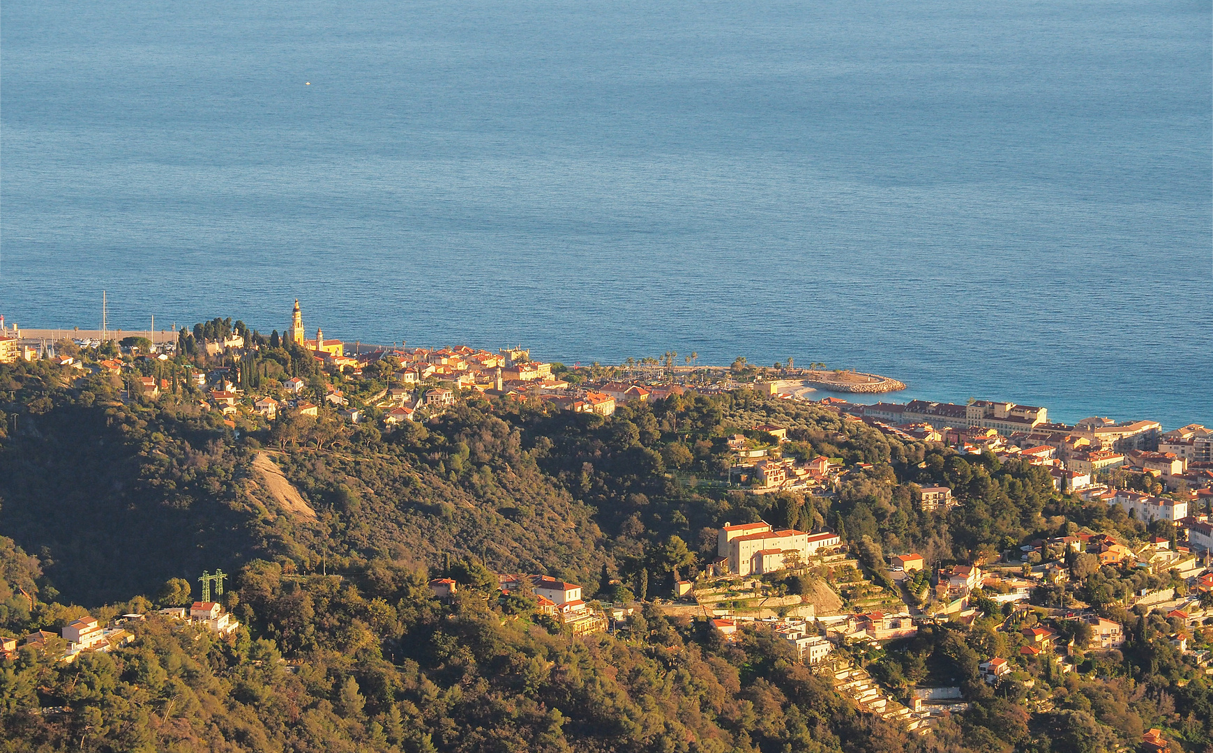 Menton vue de Sainte-Agnès (Téléobjectif)