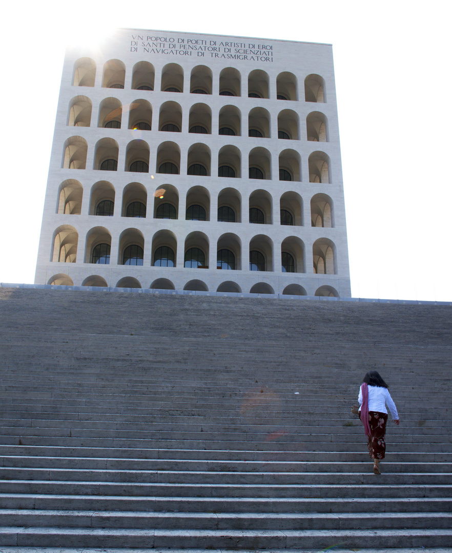 Mentre attendiamo l'Avvento di Fendi, provvedo a raddrizzare e colorare il Colosseo Quadrato.