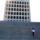 Mentre attendiamo l'Avvento di Fendi, provvedo a raddrizzare e colorare il Colosseo Quadrato.