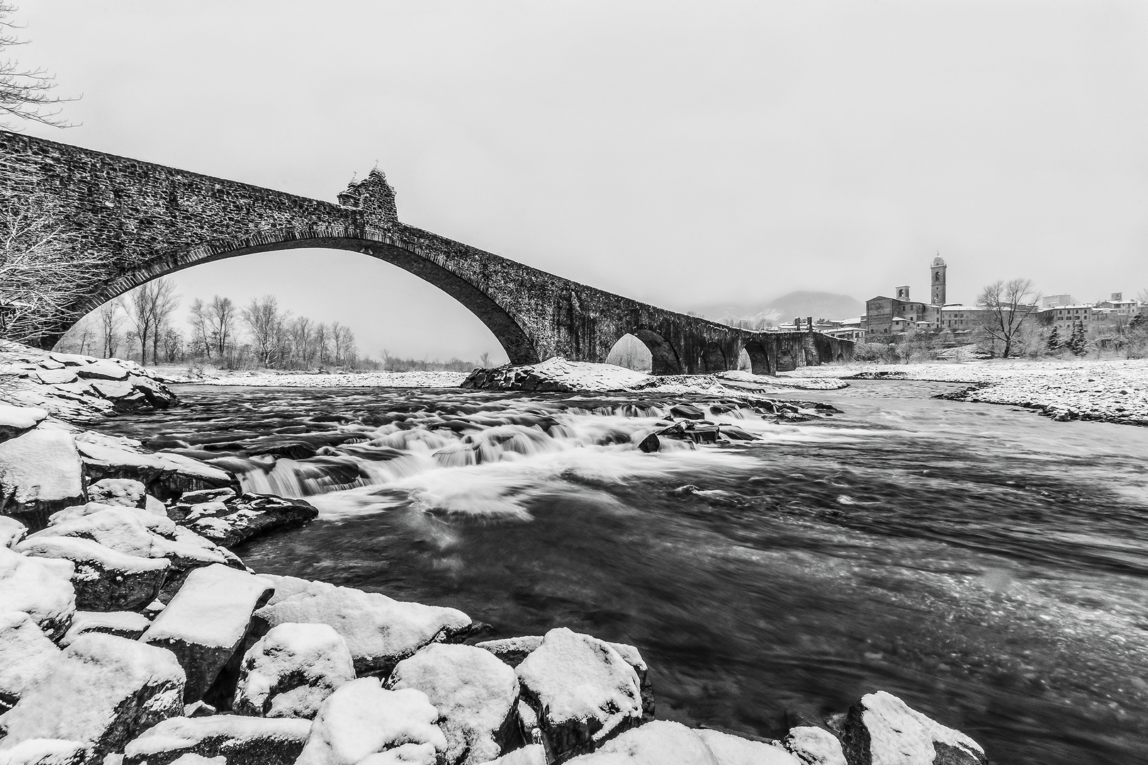 "...mentre il fiume gelido continua a scorrere"