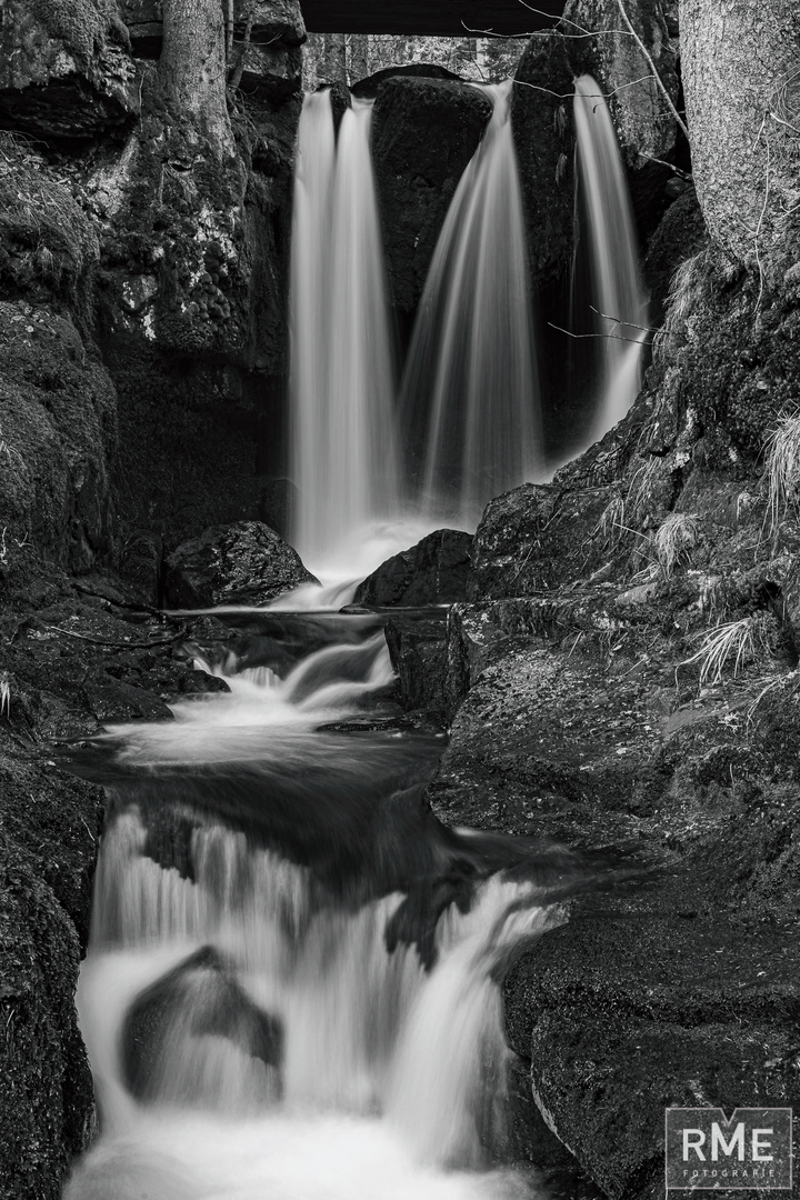 Menzenschwander Wasserfälle (Schwarz Weiss)