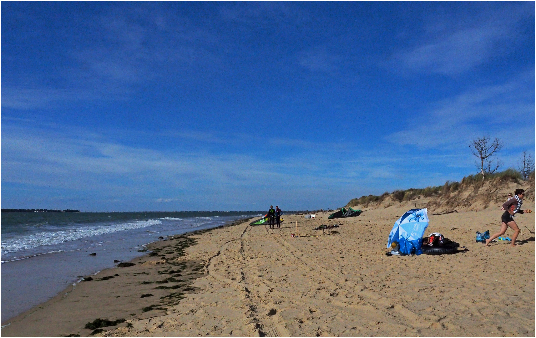 Mer, ciel et parasol bleus