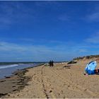 Mer, ciel et parasol bleus