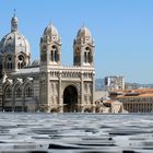 Mer de béton devant la cathédrale .