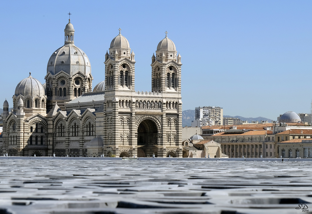 Mer de béton devant la cathédrale .