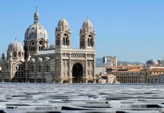 Mer de béton devant la cathédrale .