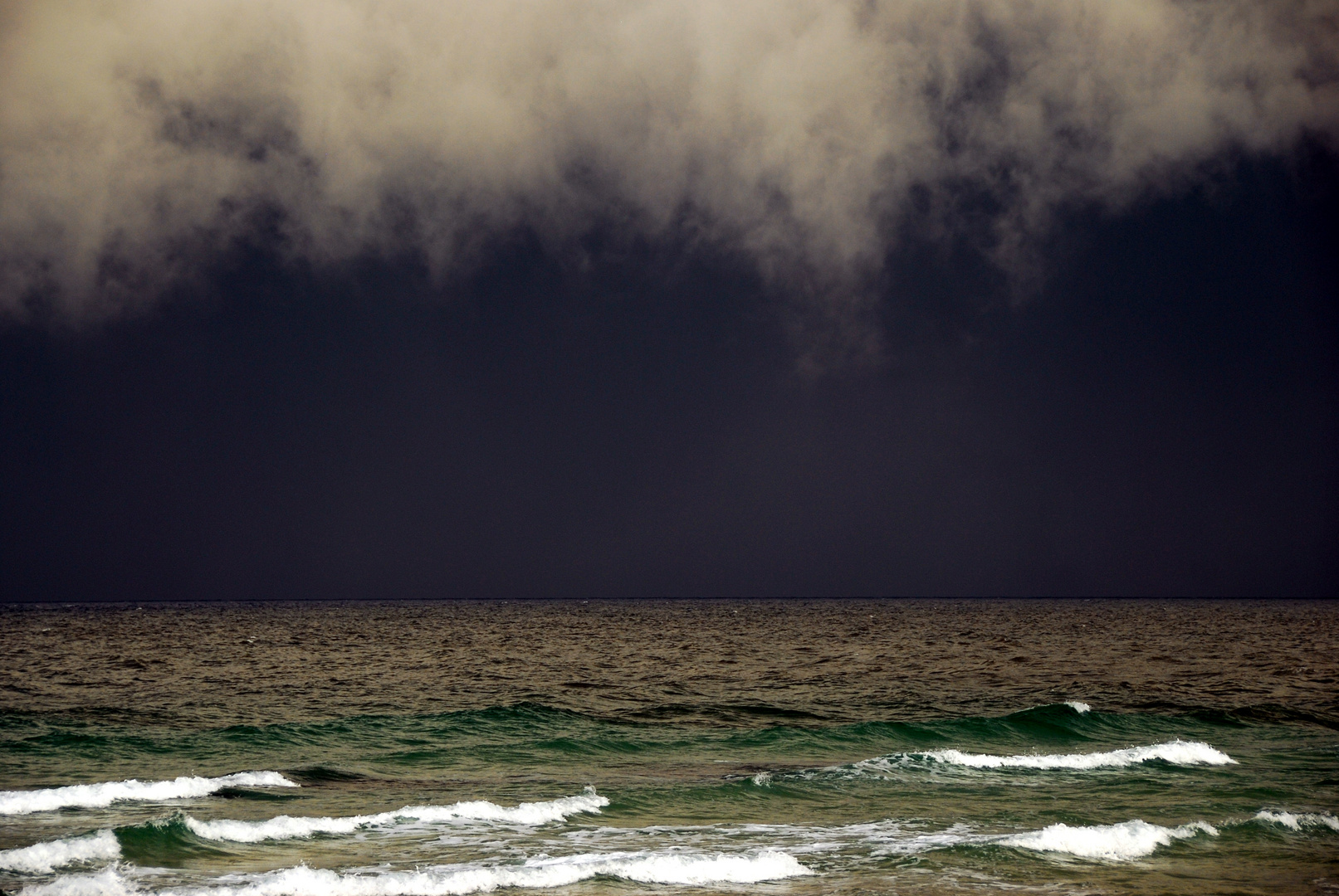 mer et ciel d'orage Tel Aviv