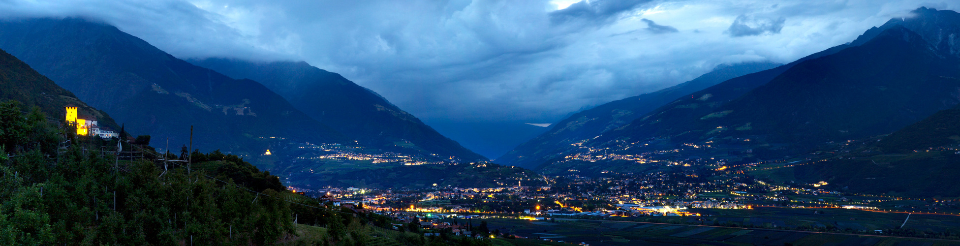 Meran bei Nacht