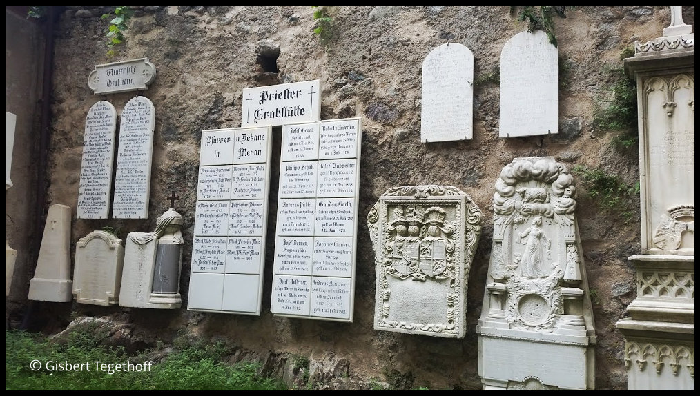 Meran Priesterfriedhof an der Kirche Sankt Nikolaus Stadtpfarrkirche 