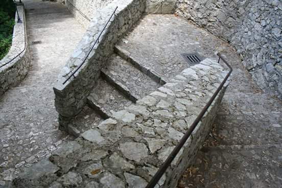 meravigliosa scalinata santuario di Greccio (Ri)