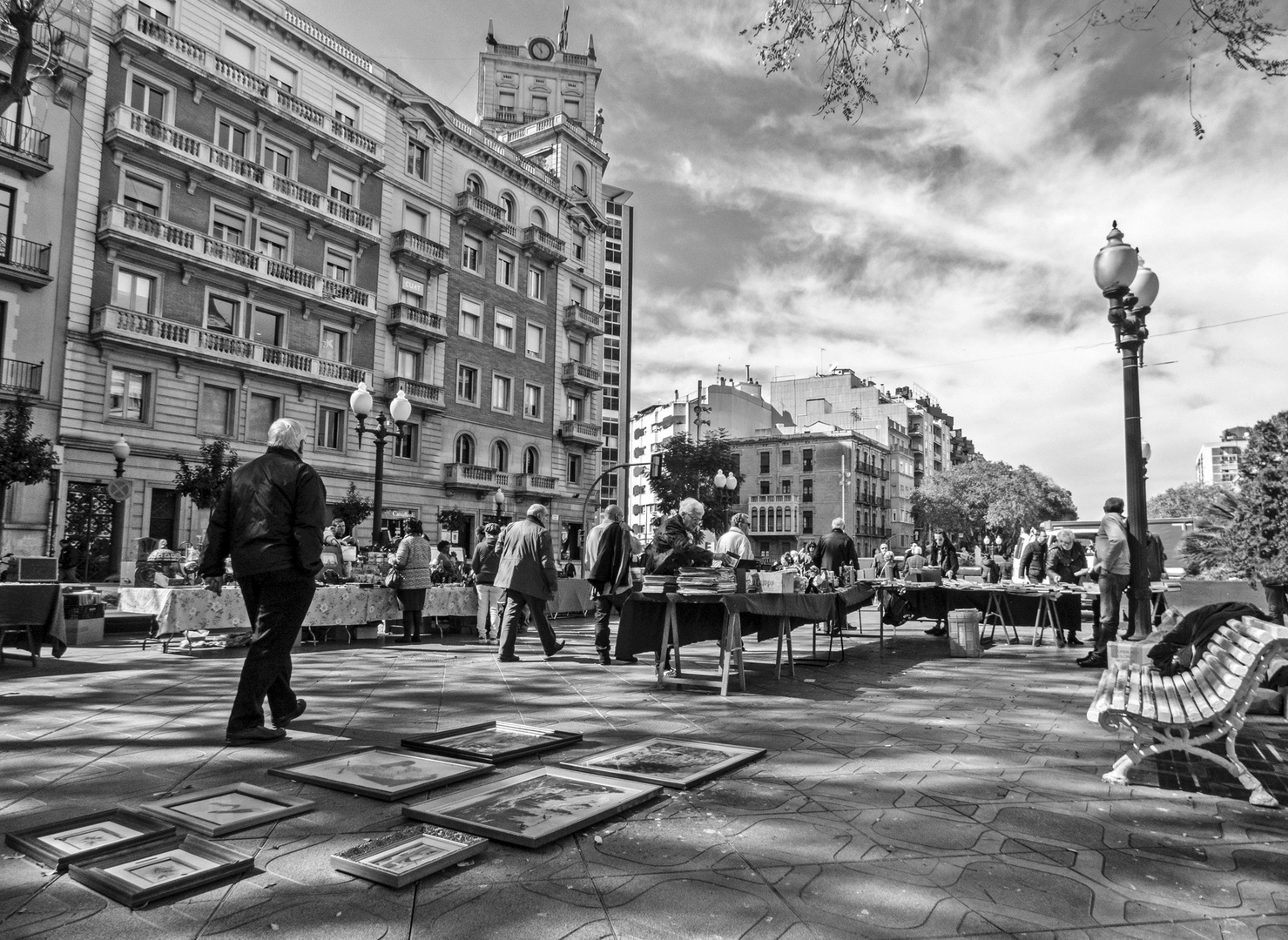 Mercado de antigüedades (La Rambla de Tarragona) Versión B&N