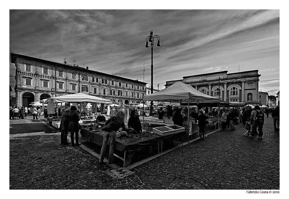 Mercatino dell'antiquariato a Piazza del Popolo