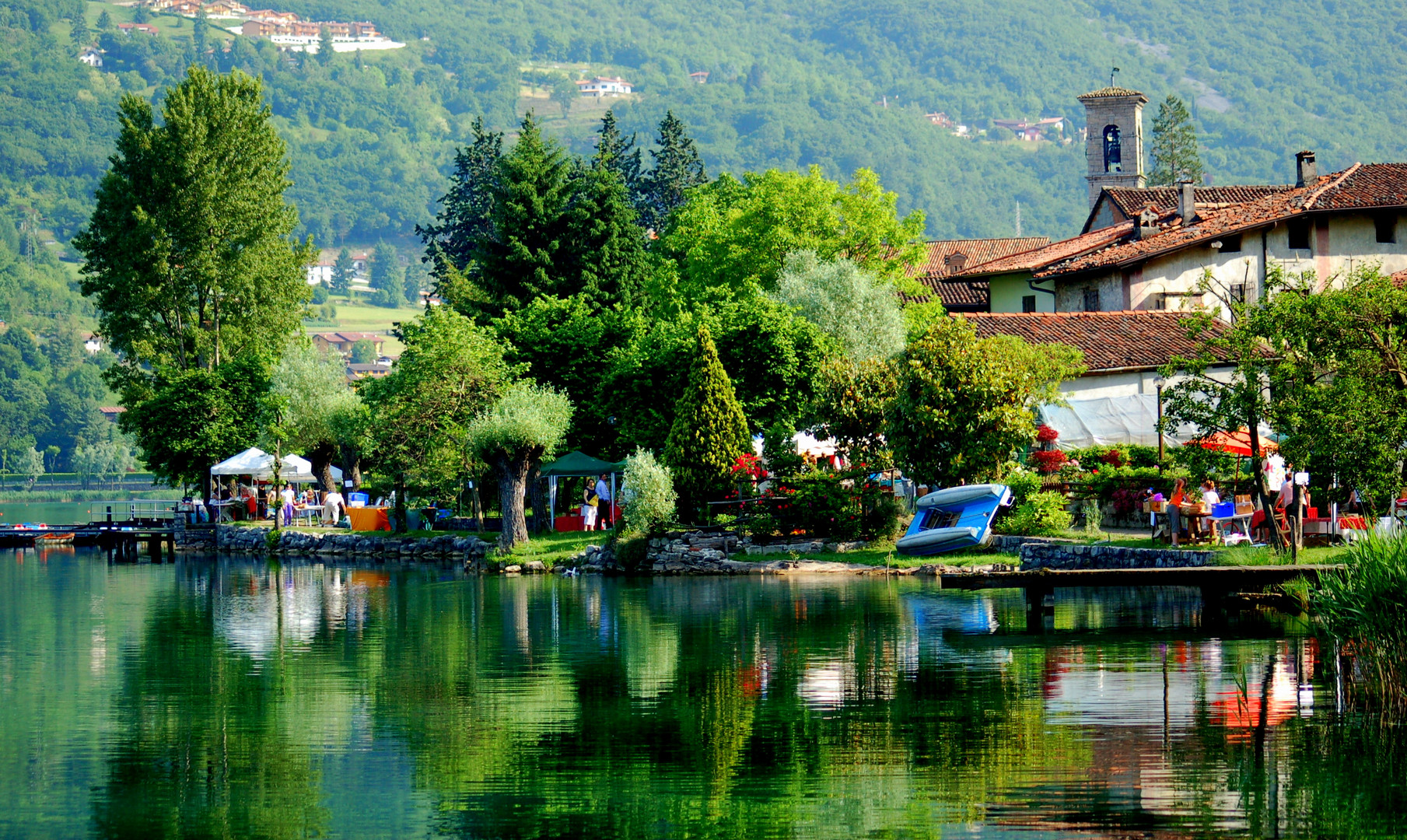 mercatino in riva al lago