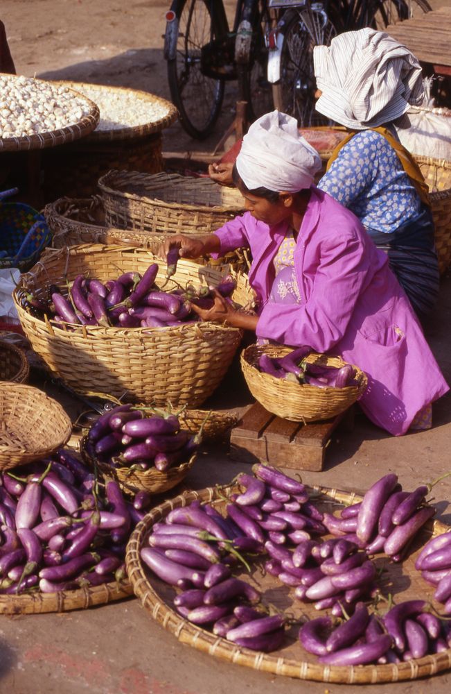 mercato di Bagan: venditrice di melanzane