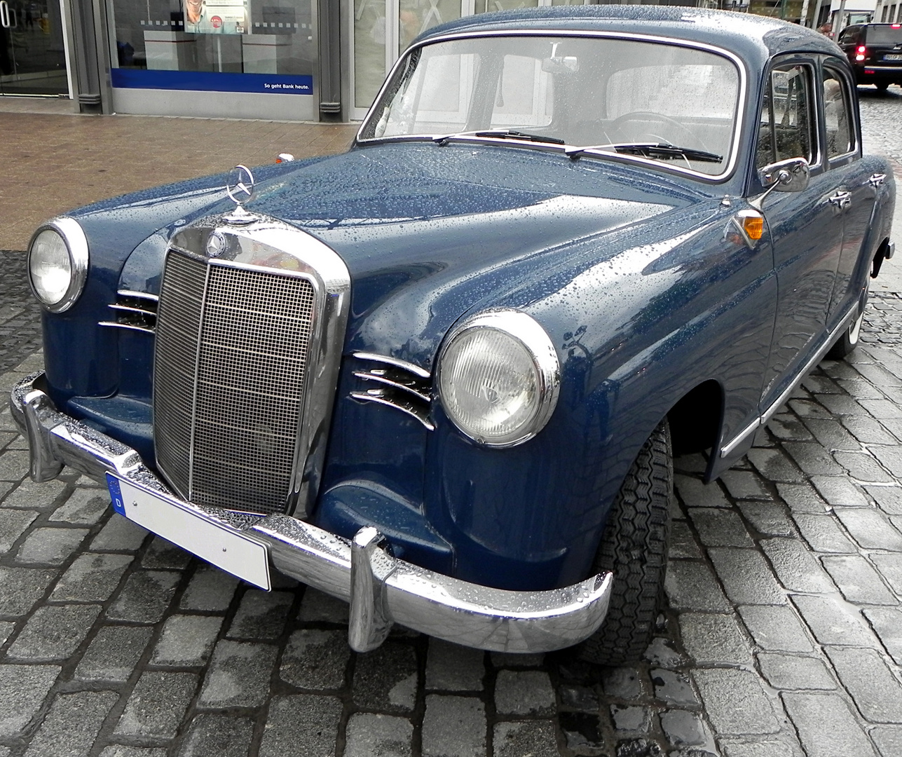 Mercedes 180 auf der Duisburger Kö