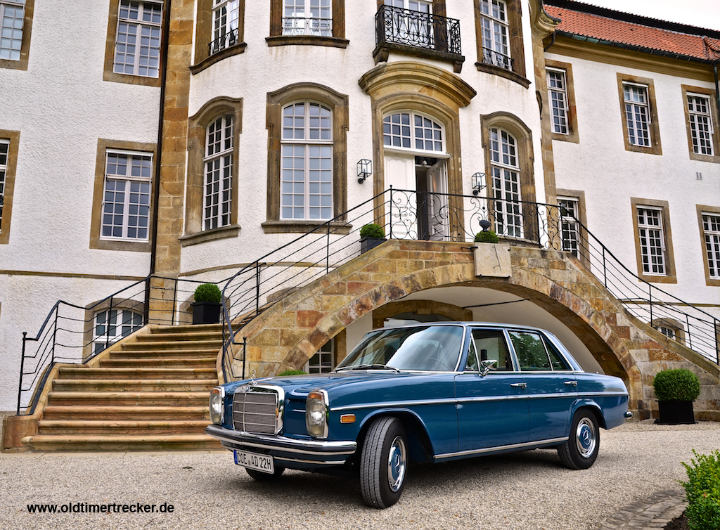 Mercedes 230.6 W114 im Münsterland auf dem Schloss Harkotten