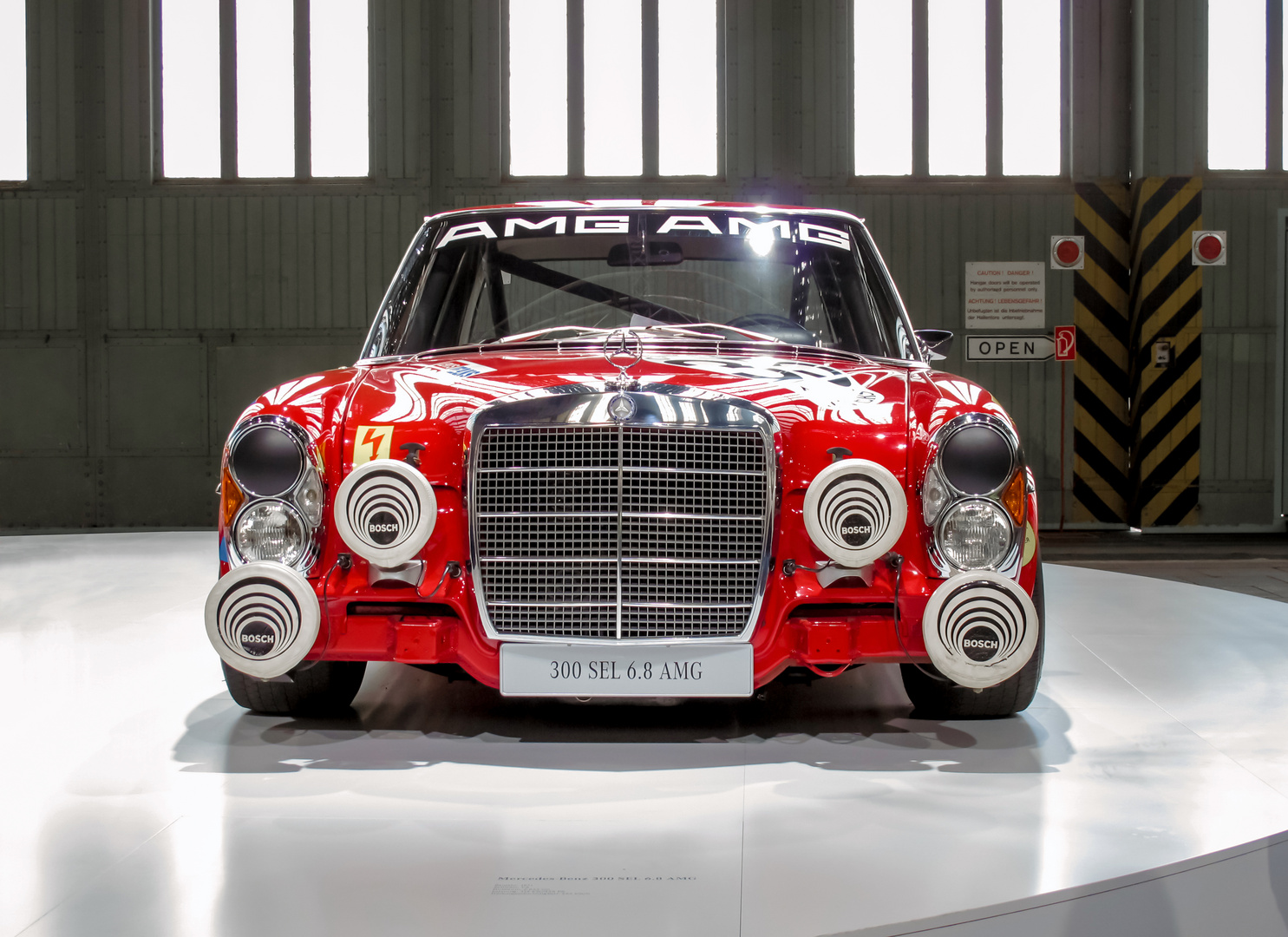 Mercedes 300 SEL 6.8 AMG auf dem Tempelhoftreffen in Berlin (2011)