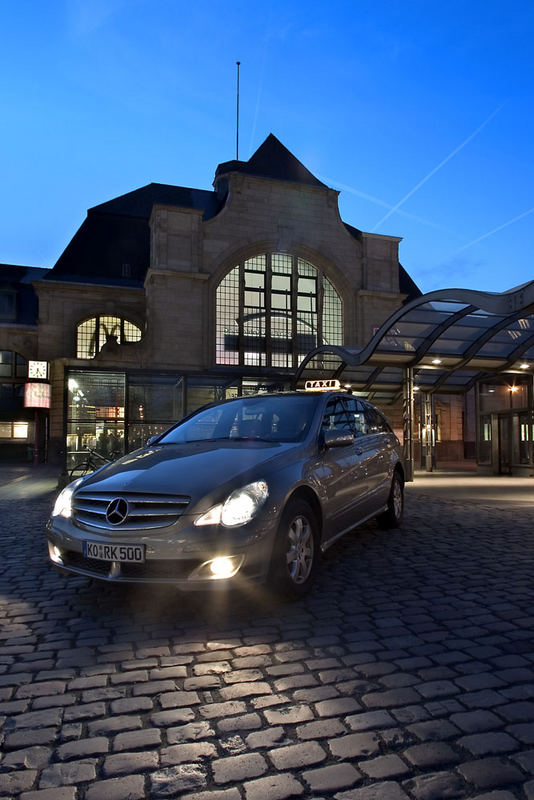 Mercedes am Bahnhof