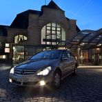 Mercedes am Bahnhof