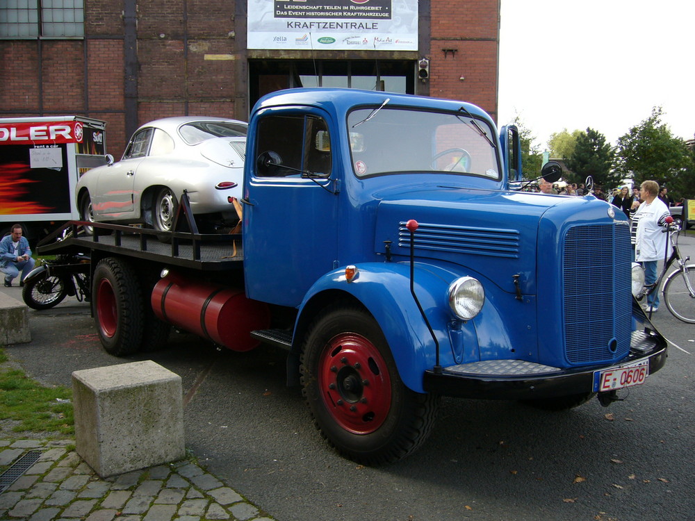 Mercedes Autotransporter mit wertvoller Fracht