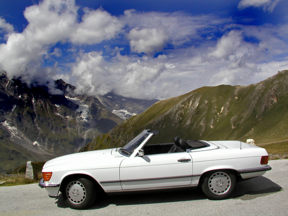 Mercedes Baureihe r 107 vor dem Weißbachhorn in Österreich