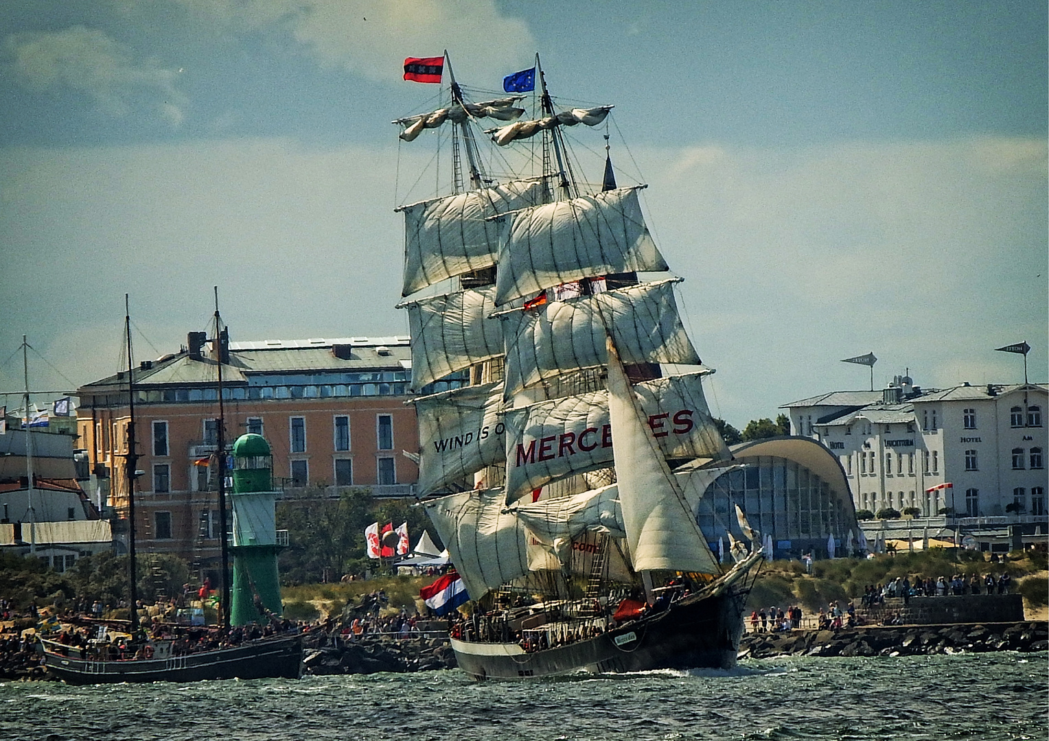 Mercedes bei der Ausfahrt vor Warnemünde