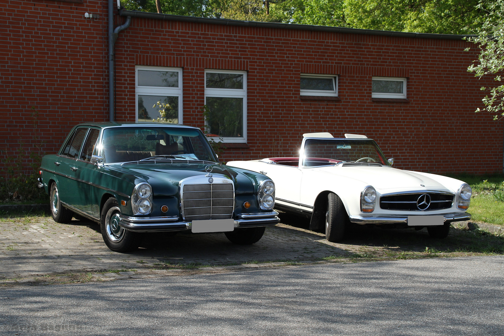 Mercedes Benz 250 SE W 108 (links) und 230 SL (rechts)