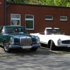 Mercedes Benz 250 SE W 108 (links) und 230 SL (rechts)