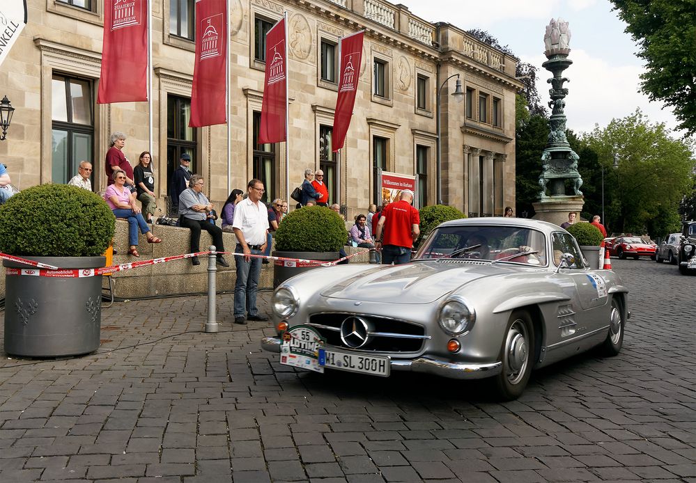 Mercedes Benz 300 SL bei Oldtimer Ralley Wiesbaden am Kurhaus