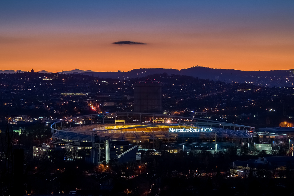 Mercedes-Benz-Arena bei Nacht