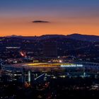 Mercedes-Benz-Arena bei Nacht