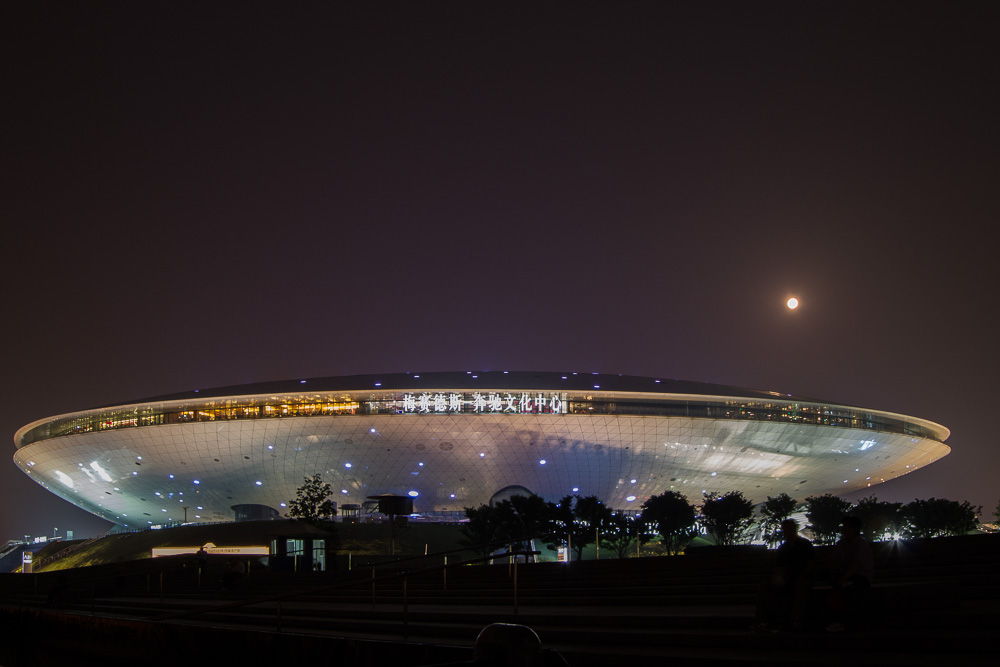 Mercedes Benz Arena in Shanghai bei Nacht