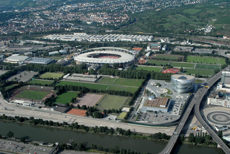 Mercedes Benz Arena und Mercedes Benz Museum/Niederlassung aus der Luft