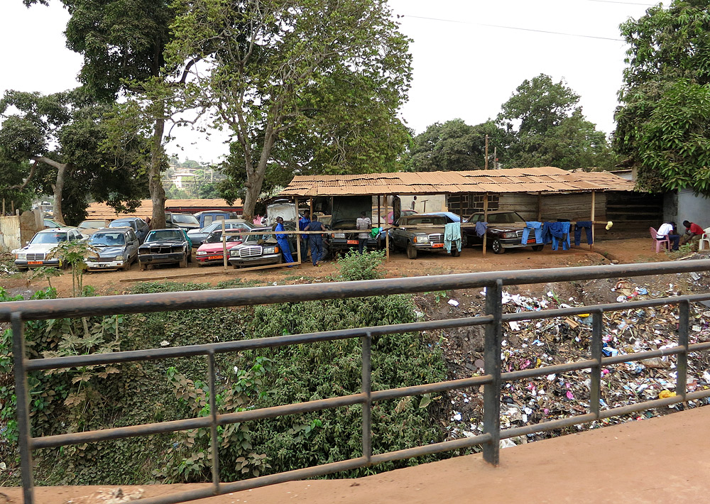 Mercedes Benz Fachwerkstatt in Yaoundé ;-))