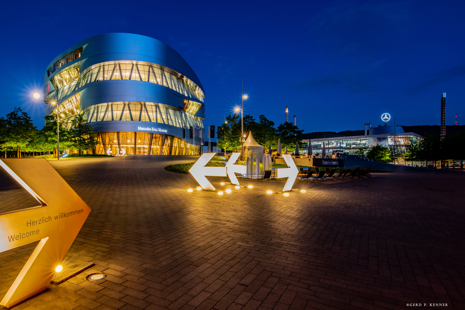 Mercedes-Benz Museum - bei Vollmond