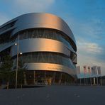 Mercedes Benz Museum im Abendlicht