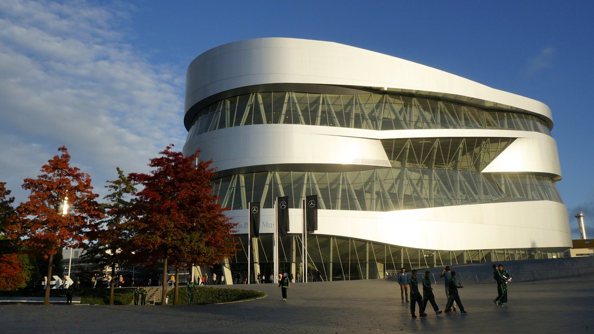 Mercedes Benz Museum im Herbst