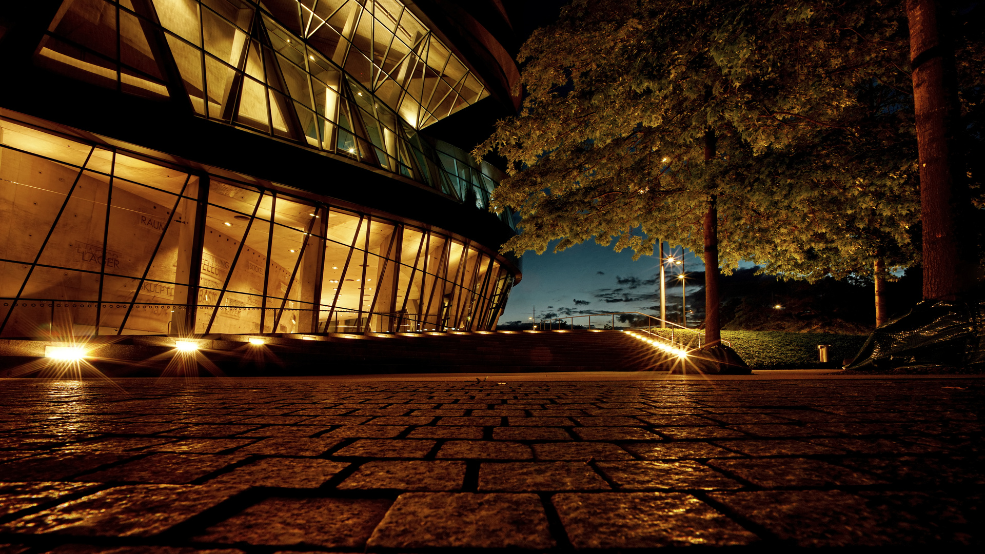 Mercedes Benz Museum in blauer Stunde