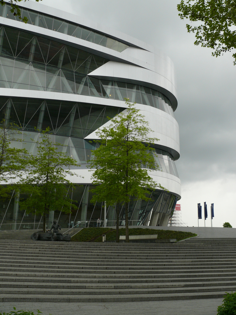 mercedes-benz-museum in stuttgard-2013