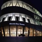 Mercedes Benz Museum - Leuchten in der Nacht