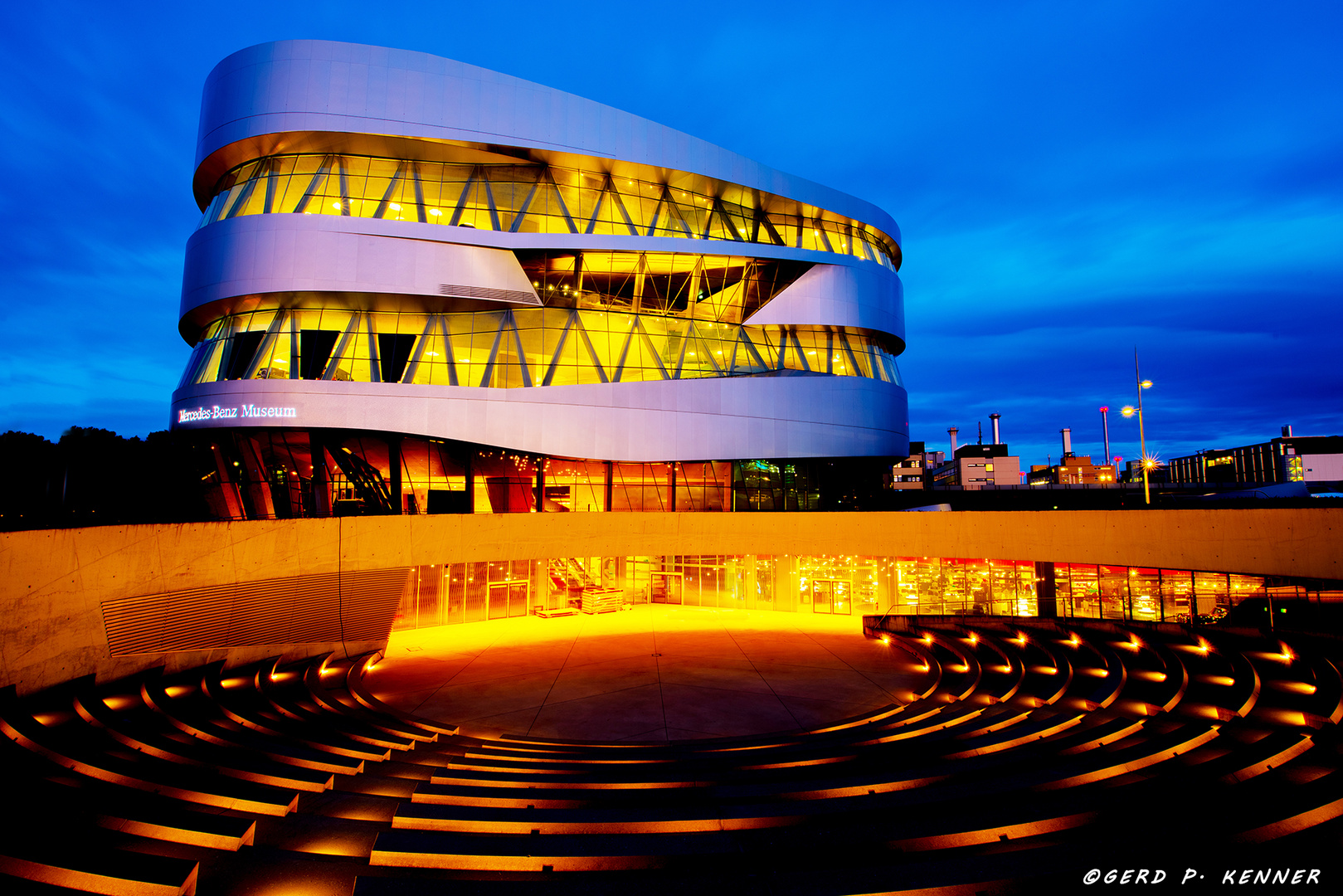 Mercedes-Benz Museum - mit Freilichtbühne